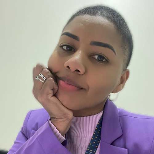 Psicóloga clínica antirracista, Docente, Palestrante e Mestranda em Sociedade e Desenvolvimento pela Universidade Estadual do Paraná.