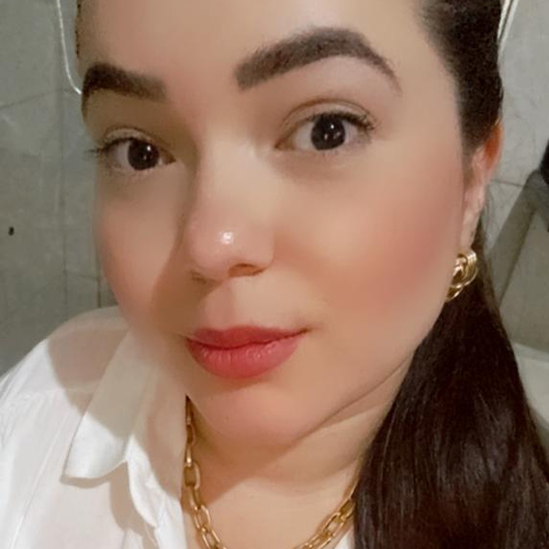 Psicóloga, analista do comportamento e mestre em psicologia forense. Atualmente trabalha  com psicologia clínica, forense e também como professora universitária.