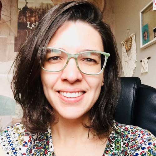 Mestre em Psicologia - Intervenções clínicas e sociais pela Puc Minas. Professora universitária. Psicóloga clínica. Formação em ACT e FAP. Especialista em atendimento à mulheres em situação de violência.