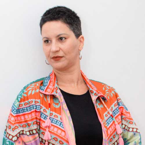 Psicóloga com Qualificação Avançada em Clínica Analítico-Comportamental e Mestrado em Saúde Pública; Atuação clínica com adolescentes e adultos com olhar feminista e para o público LGBTQIAP+